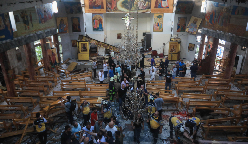 Las fuerzas de seguridad y rescate trabajan en la iglesia tras el atentado