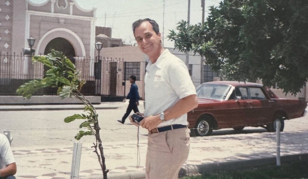Prevost camina por las calles de Trujillo.
