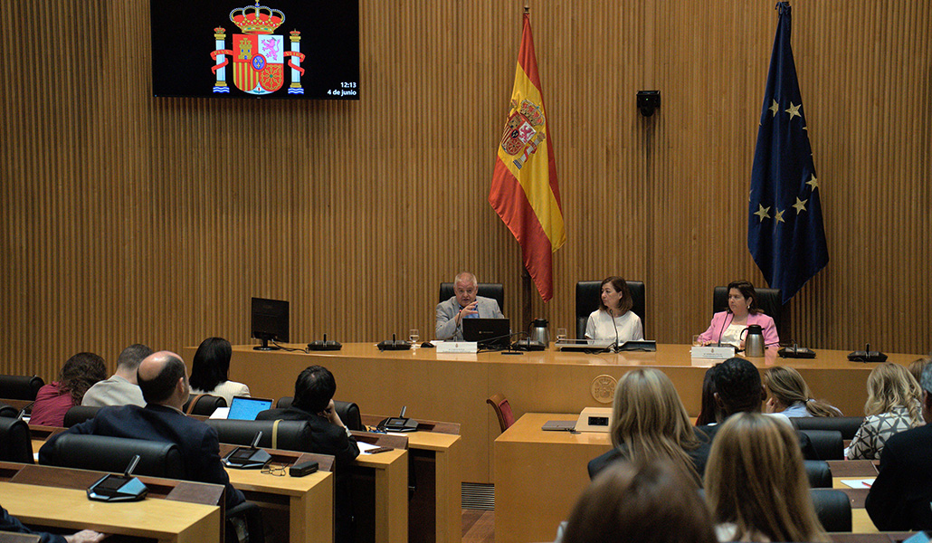 La presidencia de EAPN-Es junto a la presidenta del Congreso en la presentación del informe.