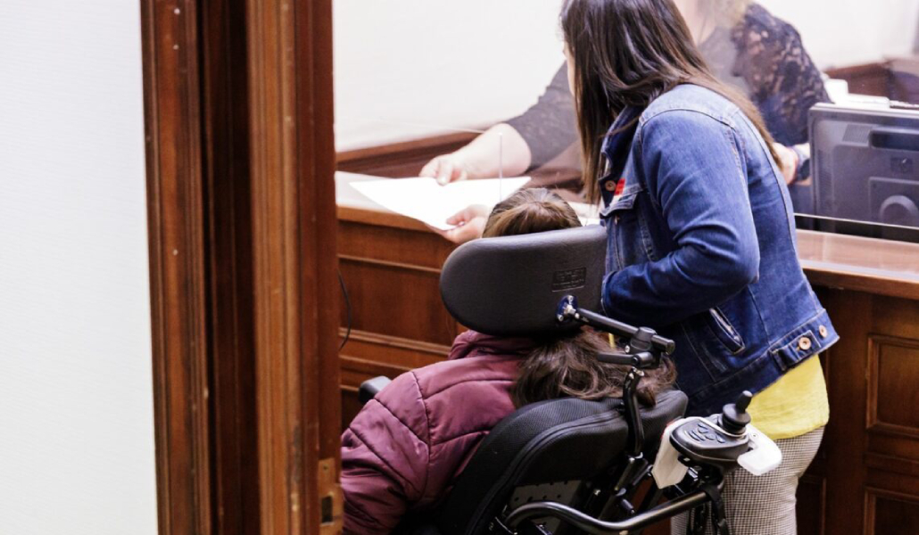 Una persona enferma de ELA pide el desbloqueo de Ley ELA en el Congreso de los Diputados en 2023. Finalmente fue aprobada