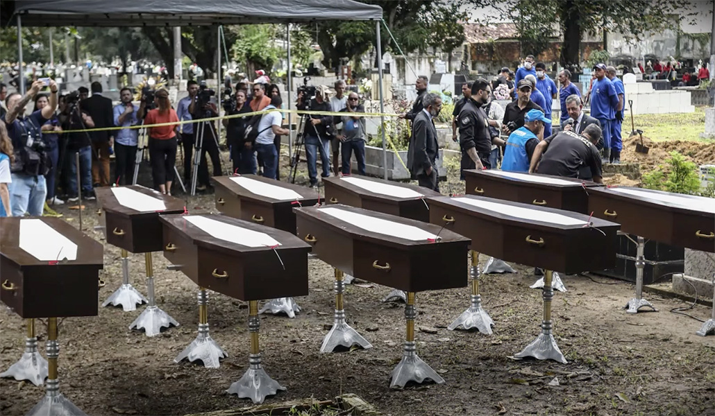 Entierro de los nueve cadáveres hallados en la embarcación en Brasil