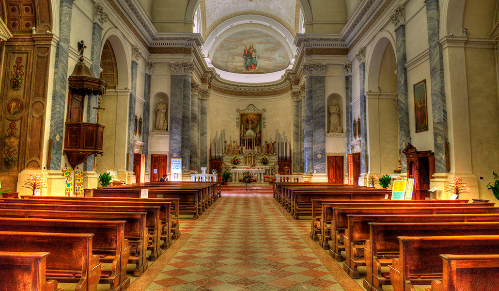 Foto de recurso del interior de una iglesia