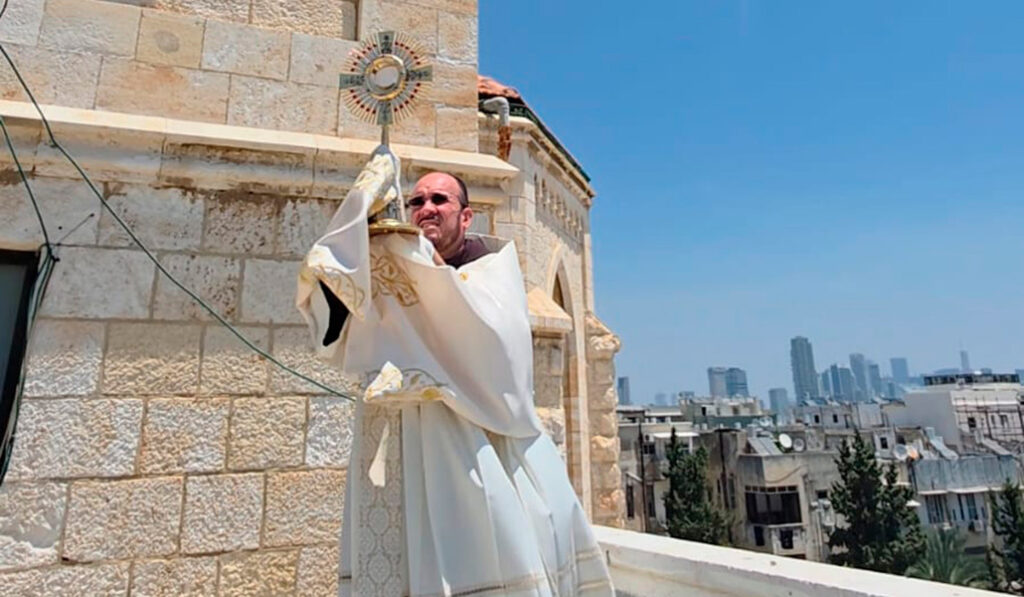 Agustín Pelayo bendice Bat Yam y la capital con el Santísimo desde la azotea de su parroquia