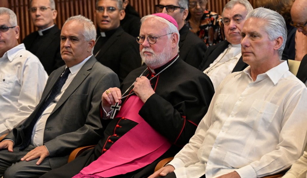 Gallagher y Díaz-Canel (derecha) en el acto por los 90 años de relaciones bilaterales entre el Vaticano y Cuba