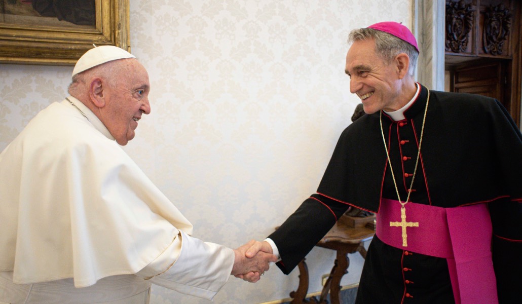 Gänswein y Francisco durante una audiencia en 2023.