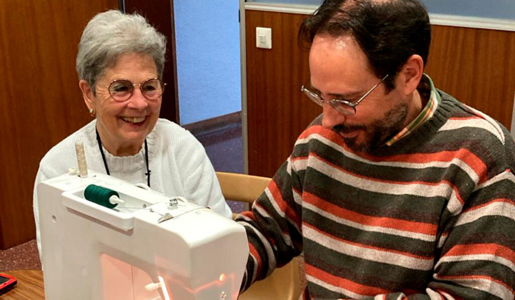 Esperanza enseña a Alberto sus habilidades con la costura