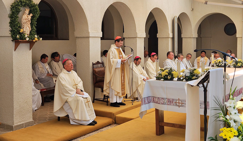 El cardenal Cobo y los tres obispos auxiliares concelebran la Eucaristía