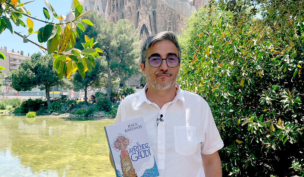 Jesús Bastante ante la Sagrada Familia