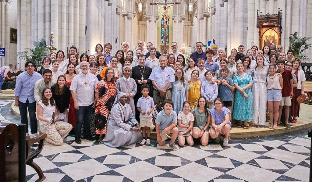 Foto de familia de todos los misioneros que acudieron a ganar el Jubileo el domingo a la catedral de la Almudena