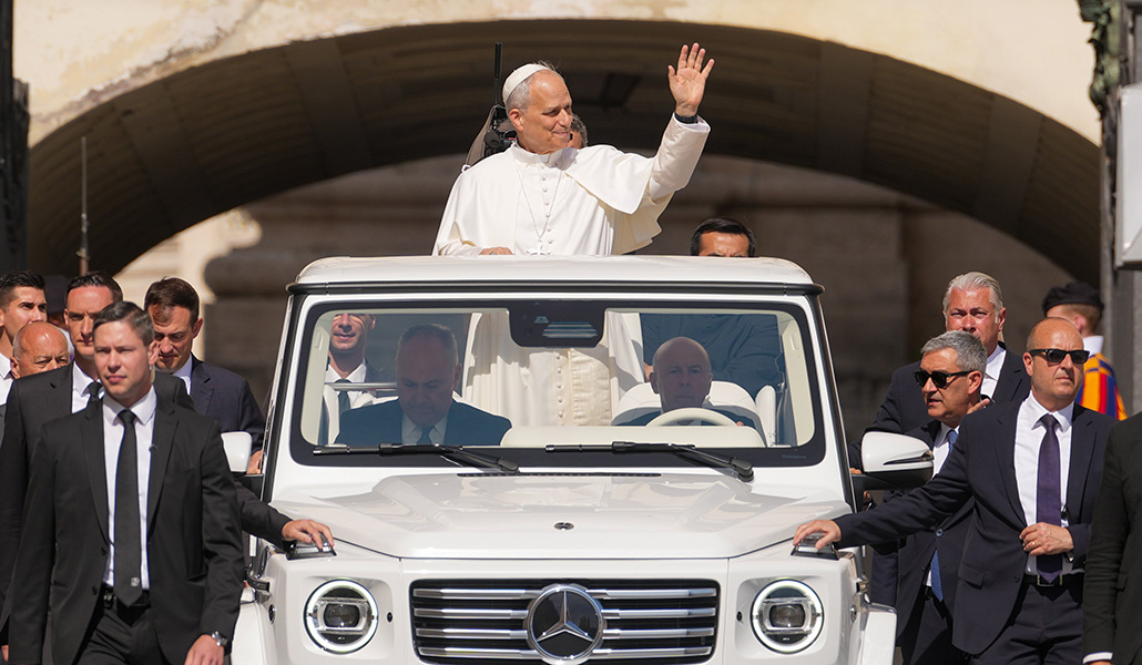 El Papa León XIV saluda a visitantes y peregrinos desde el papamóvil antes de su audiencia general