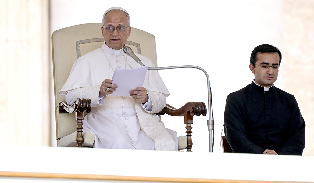 León XIV leyendo la catequesis