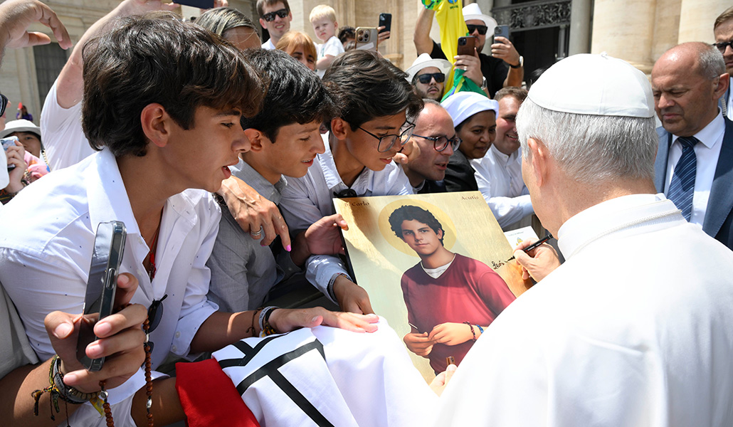 León XIV bendice una imagen de Carlo Acutis ante unos niños, el miércoles en Roma