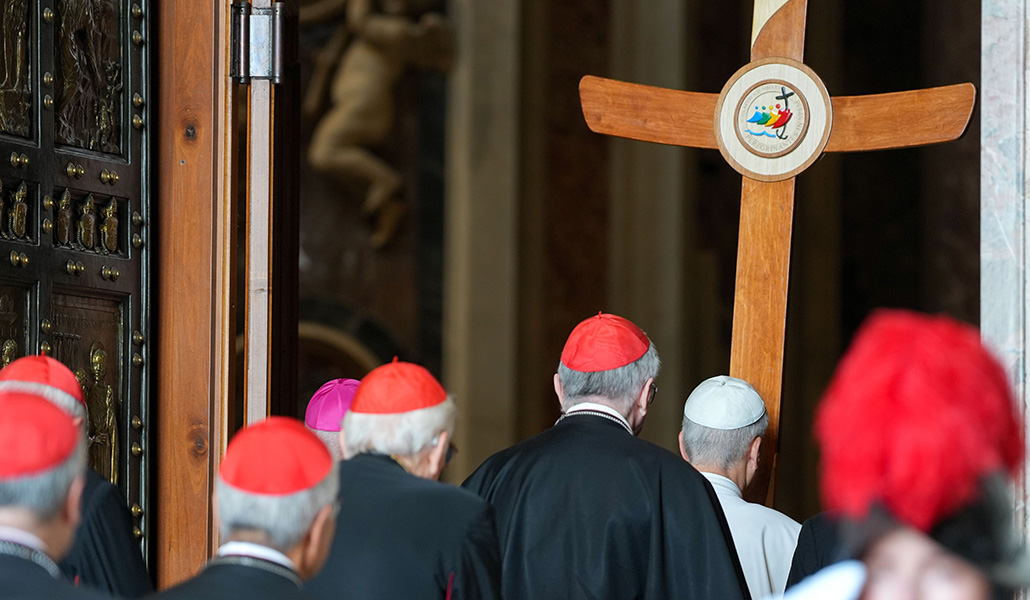 El Papa entra por la Puerta Santa durante el Jubileo de la Santa Sede