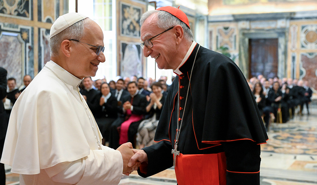 León XIV saluda a Parolin