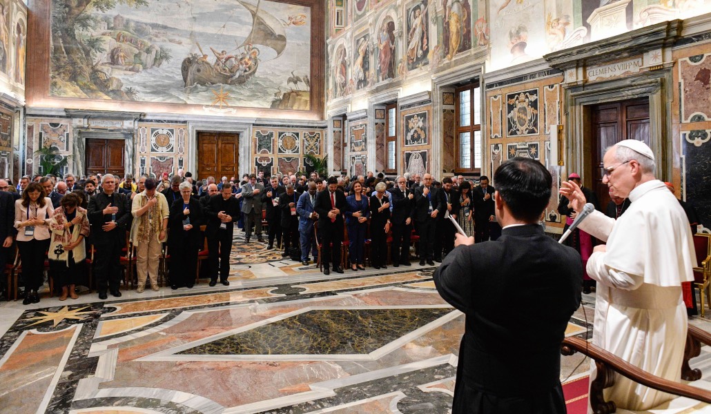 El Santo Padre bendice a los participantes en la audiencia con los movimientos de este viernes.