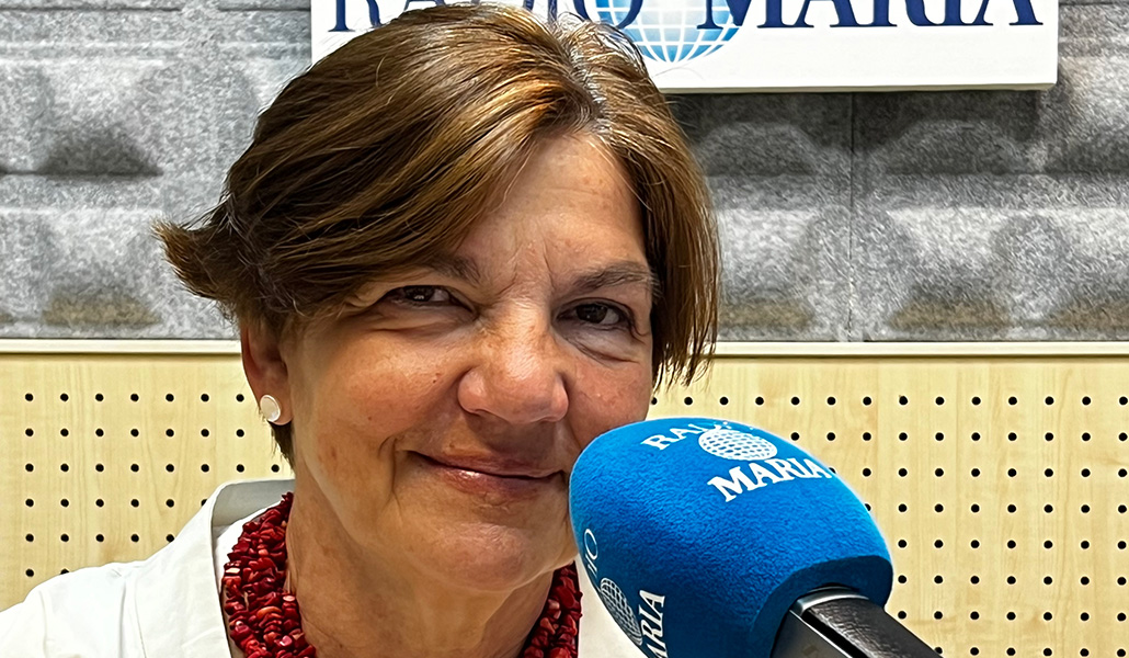 La locutora de Radio María ante el micrófono