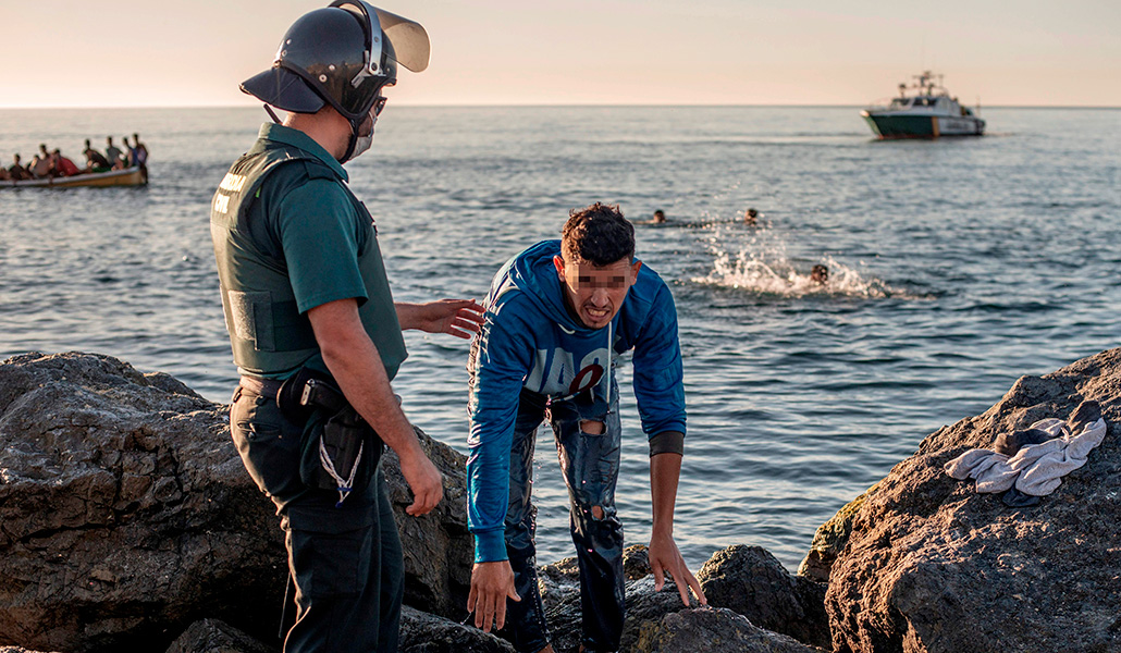 Llegada de migrantes a la playa de El Tarajal, cerca de la frontera de Ceuta