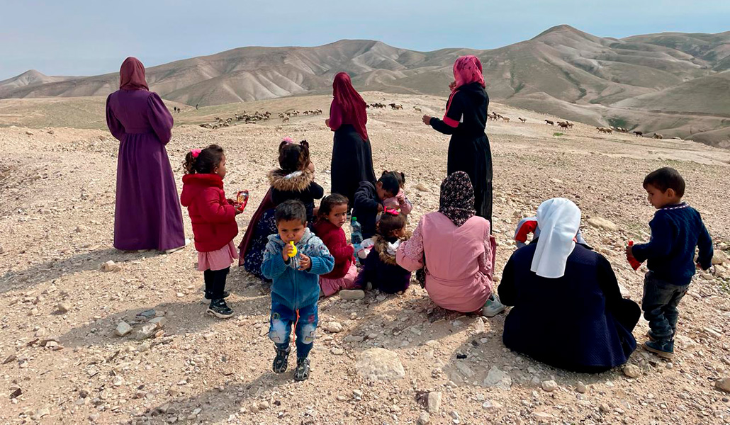 Mujeres y niños atendidos por Manos Unidas en el desierto de Judea