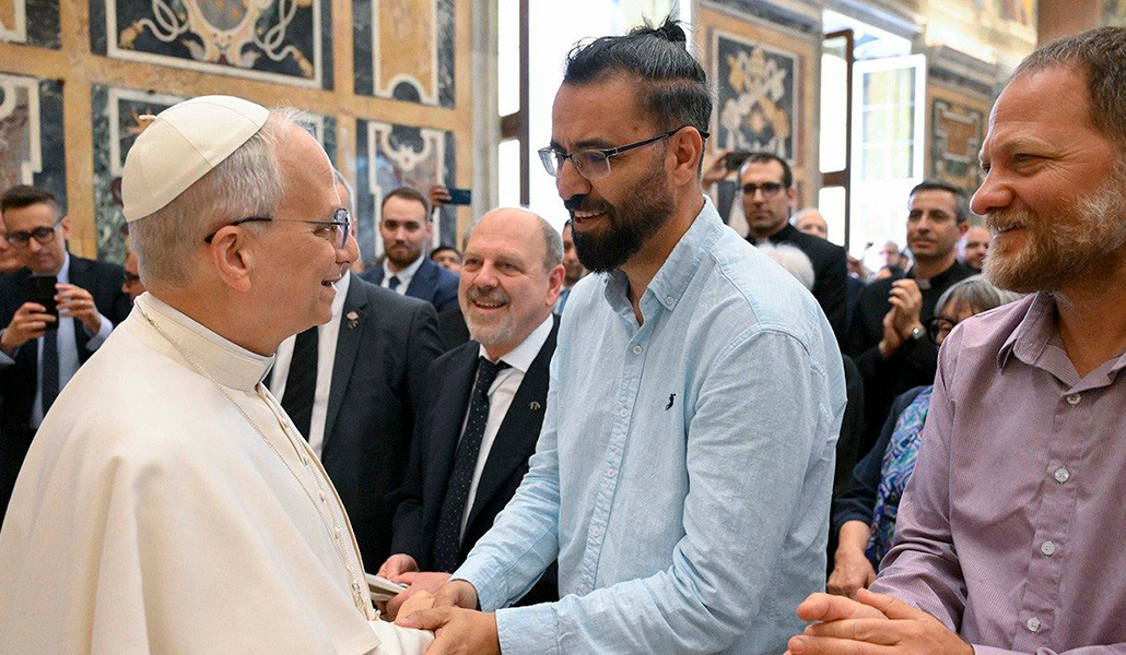 Aziz Sarah da la mano al Pontífice durante la audiencia del 30 de mayo. A su derecha está Maoz Inon.