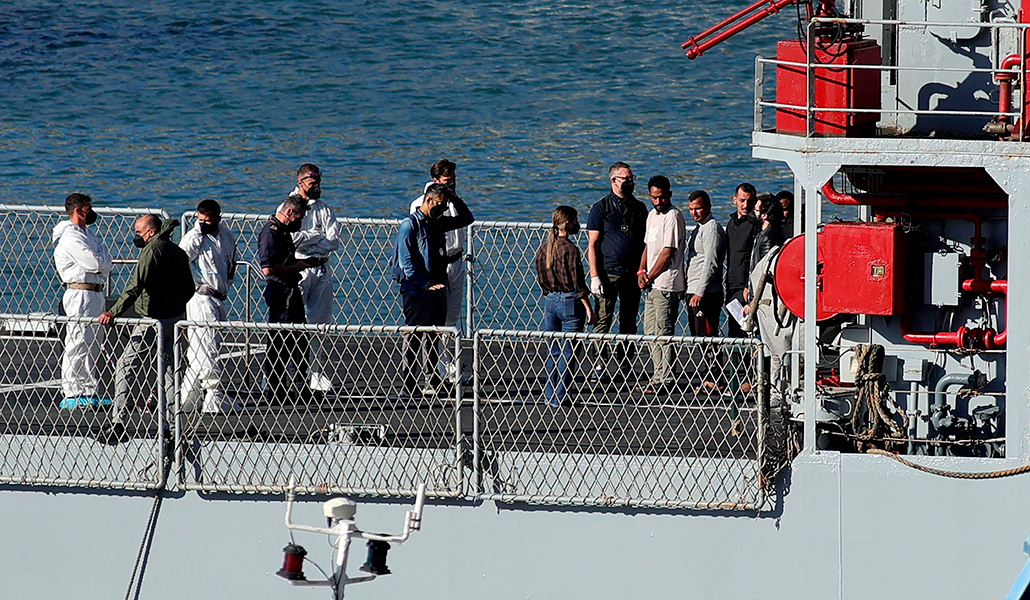 Un navío italiano lleva a 16 migrantes a Albania el 16 de octubre. A los tres días hubo que trasladarlos a Italia
