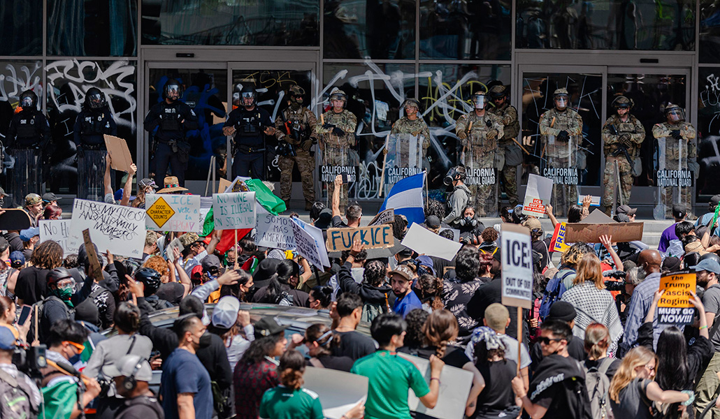 La Guardia Nacional y la Policía local ante un edificio federal durante una protesta el 9 de junio