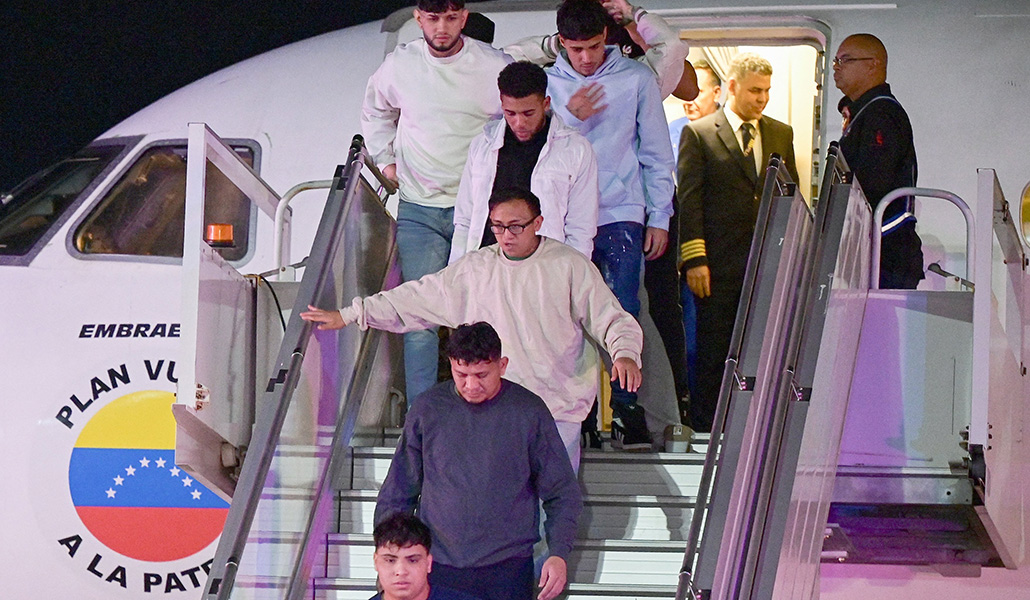 Migrantes venezolanos deportados desde Estados Unidos llegan a Venezuela el 10 de febrero de 2025