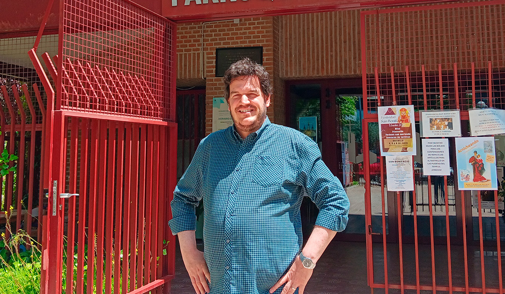 Miguel Ángel delante de su parroquia, San Bonifacio