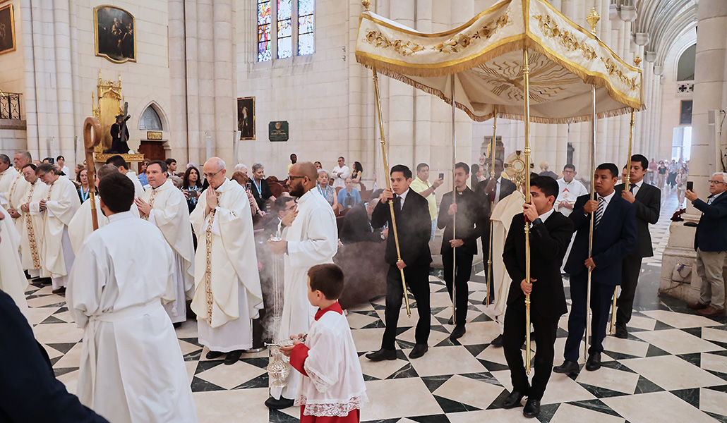 Un momento de la celebración del Corpus Christi en la catedral de la Almudena este domingo
