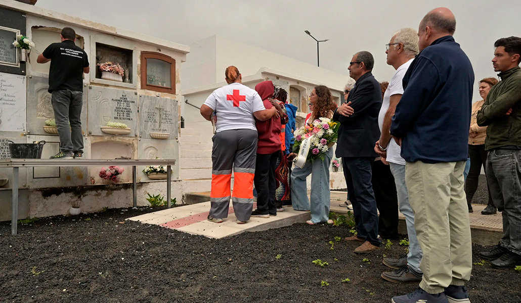 Entierro de los migrantes en el cementerio de Valverde, en la isla de El Hierro