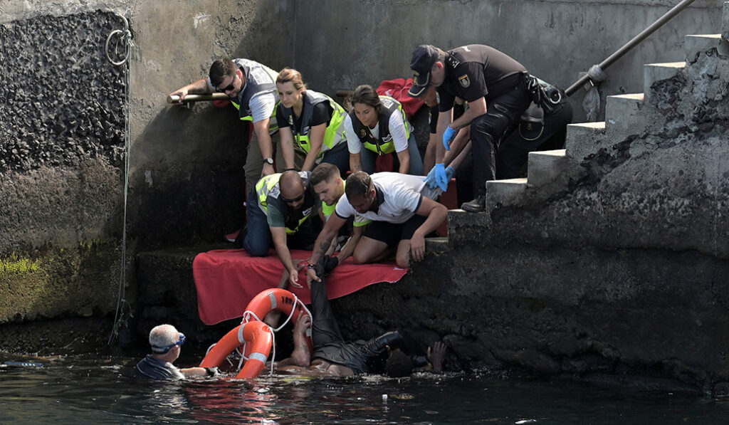 Policía Nacional y Salvamento Marítimo intentan salvar la vida a los migrantes en La Restinga