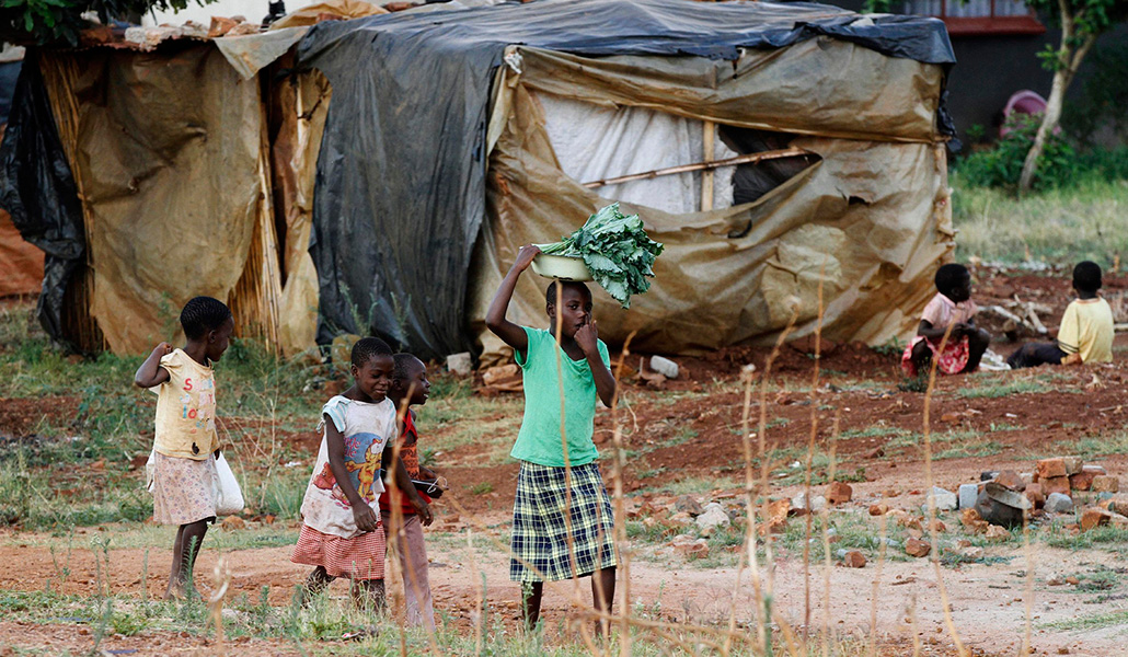 Niños de Zimbabue, cuya falta de futuro lamenta Esipila