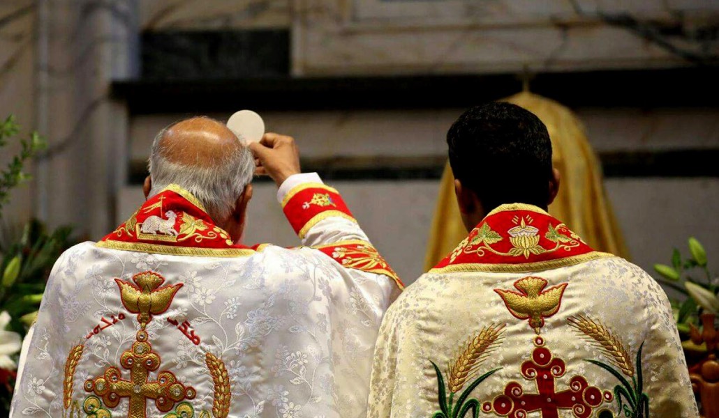Tras la reforma, los sacerdotes celebran la liturgia de la Eucaristía mirando al altar.