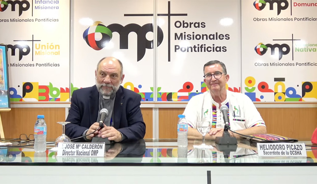 Calderón y el misionero Heliodoro Picazo durante la presentación
