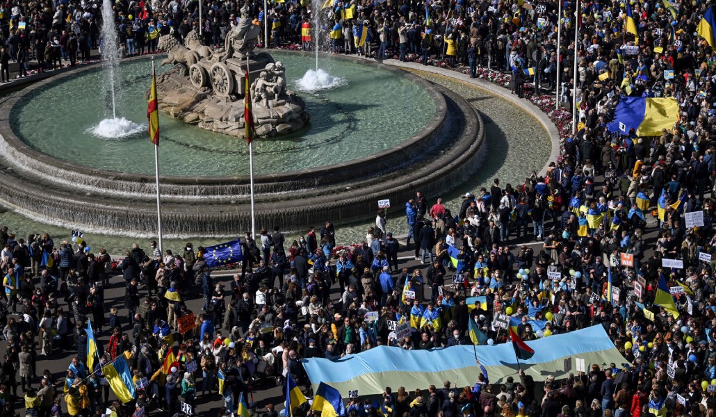 Manifestación contra la invasión de Ucrania en la madrileña plaza de Cibeles el 27 de febrero de 2022.