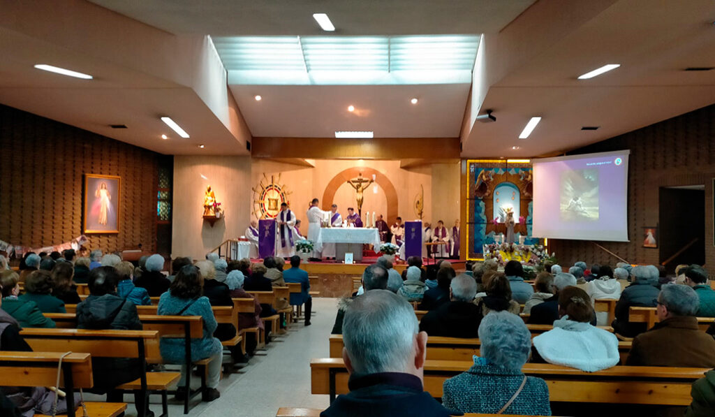 El cardenal Cobo presidió las celebraciones del 60 aniversario de la parroquia.