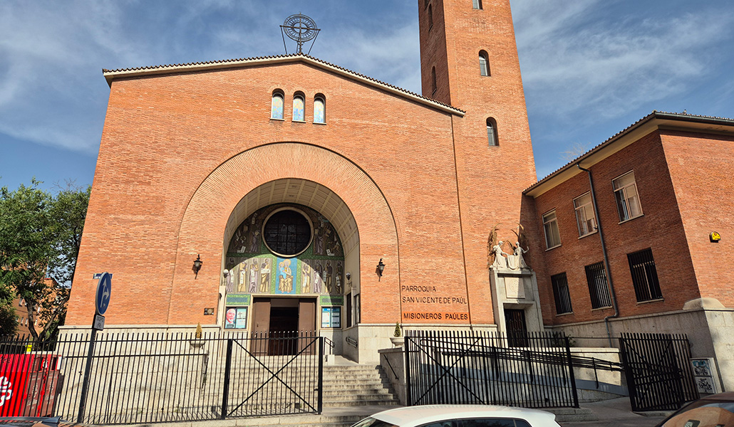 El templo está regentado desde sus inicios por los religiosos paúles