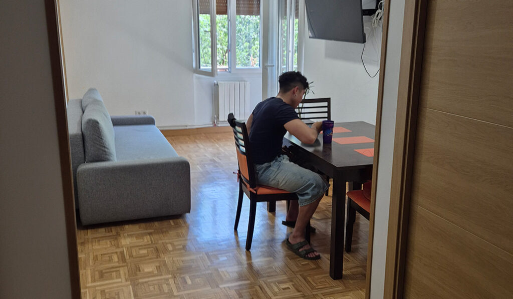 Uno de los inmigrantes que vive en el piso de acogida de emergencia de la iglesia