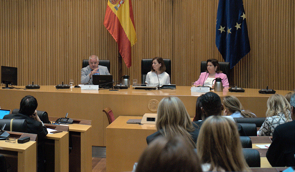 Susías junto a la presidenta del Congreso y la vicepresidenta de EAPN-ES