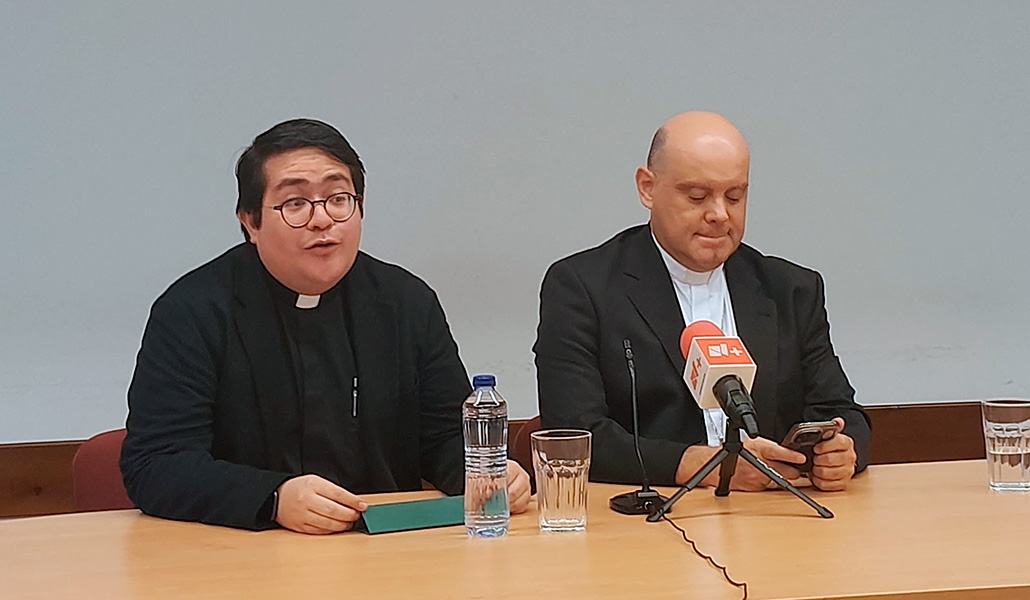 Acero (derecha) durante el encuentro con la prensa con el agustino recoleto Alfonso Dávila