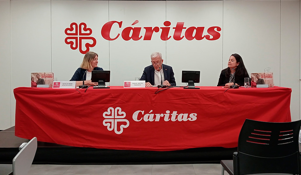 La secretaria general, el presidente y la responsable de Comunicación de Cáritas durante la rueda de prensa