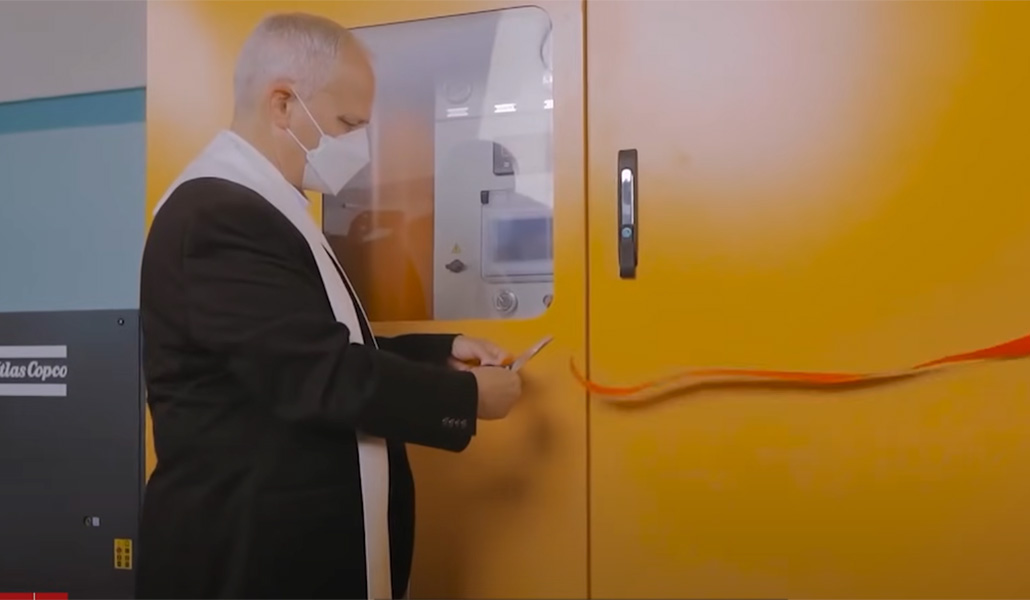 El obispo Prevost durante la pandemia inaugurando una planta de oxígenos para los afectados