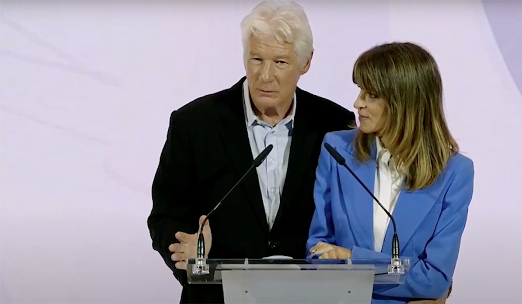 Richard Gere y su mujer al recibir el premio del Banco Santander