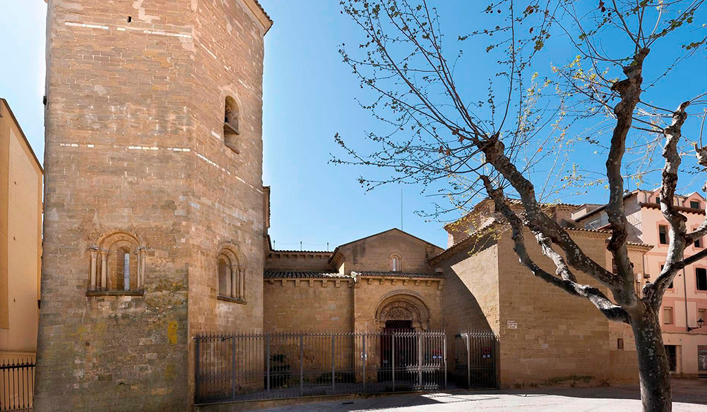Puerta principal y torre campanario sobre la capilla de San Ponce