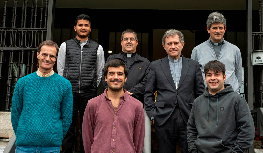 Seminaristas y formadores de Bilbao junto al obispo, Joseba Segura