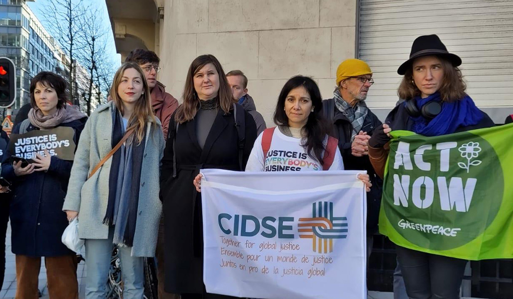 Hernández, con pancarta de CIDSE, en una manifestación por la diligencia debida el año pasado