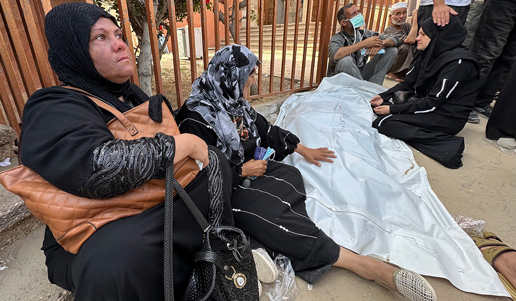 Familiares de los fallecidos en el ataque, a las afueras del Hospital Nasser en Jan Yunis