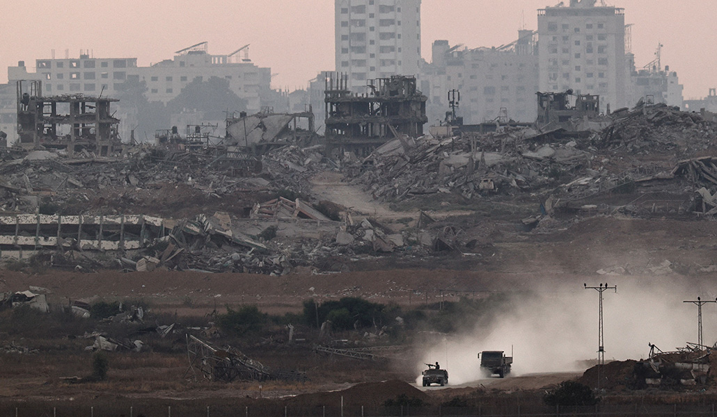 Vehículos militares israelíes dentro de Gaza