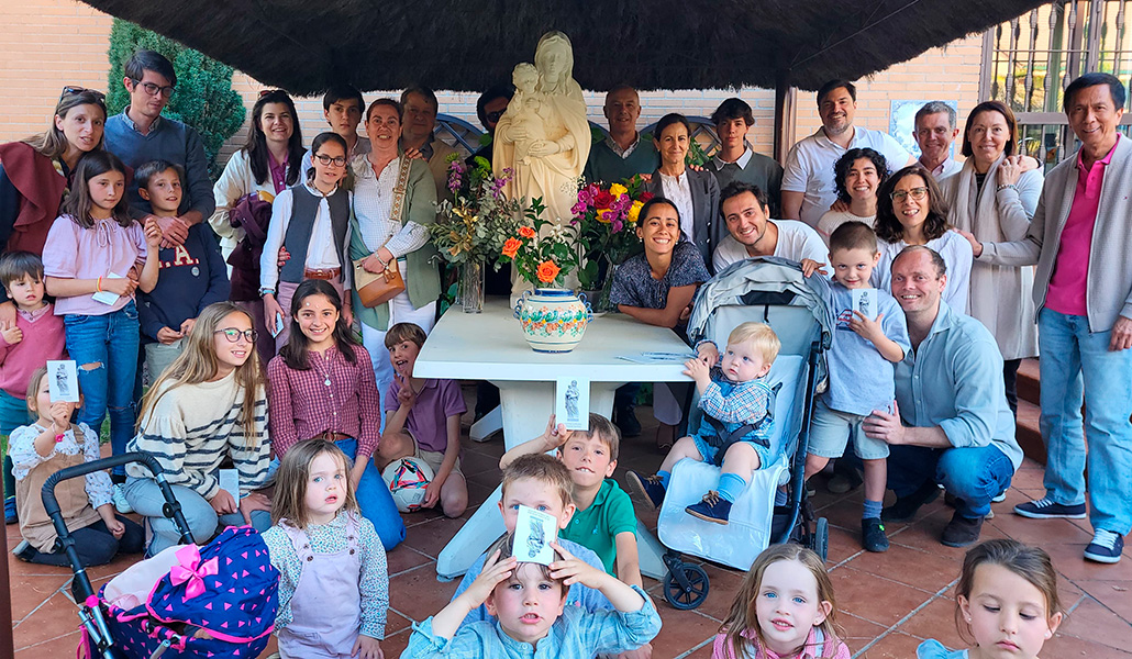 Familias reunidas en el jardín de Capistrano para rezar el rosario