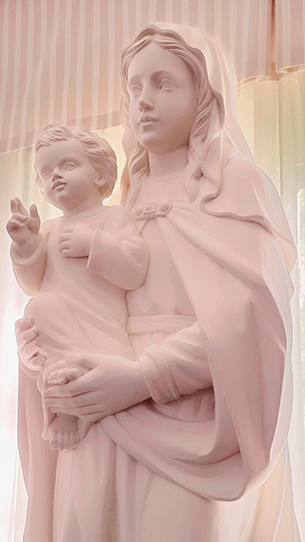 Primer plano de la Virgen junto al Niño Jesús