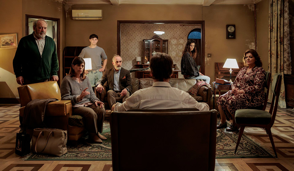 El salón de Alberto (Raúl Fernández de Mesa) se convierte en el escenario de esta cinta casi teatral